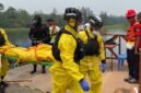 Salah satu tim peserta berhasil kembali ke darat usai mengevakuasi korban yang terjebak di bawah air dalam perlombaan Underwater Rescue & Recovery (UWRR) pada Indonesian Fire & Rescue Competition (IFRC) ke-8 tahun 2026 di Danau MP28, kawasan PT Freeport Indonesia, Kabupaten Mimika, Papua Tengah, Kamis (29/10/2026). (Foto: Galeri Papua/Endy Langobelen)