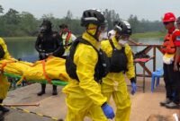 Salah satu tim peserta berhasil kembali ke darat usai mengevakuasi korban yang terjebak di bawah air dalam perlombaan Underwater Rescue & Recovery (UWRR) pada Indonesian Fire & Rescue Competition (IFRC) ke-8 tahun 2026 di Danau MP28, kawasan PT Freeport Indonesia, Kabupaten Mimika, Papua Tengah, Kamis (29/10/2026). (Foto: Galeri Papua/Endy Langobelen)