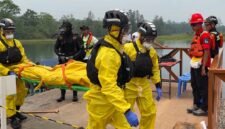 Salah satu tim peserta berhasil kembali ke darat usai mengevakuasi korban yang terjebak di bawah air dalam perlombaan Underwater Rescue & Recovery (UWRR) pada Indonesian Fire & Rescue Competition (IFRC) ke-8 tahun 2026 di Danau MP28, kawasan PT Freeport Indonesia, Kabupaten Mimika, Papua Tengah, Kamis (29/10/2026). (Foto: Galeri Papua/Endy Langobelen)