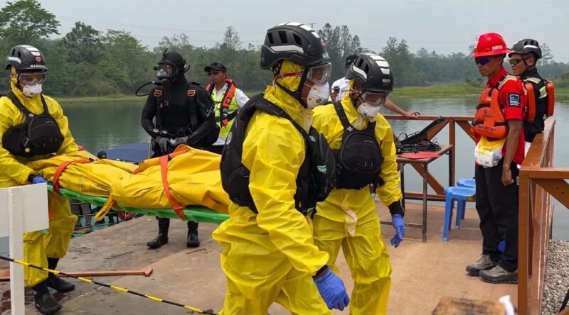 Salah satu tim peserta berhasil kembali ke darat usai mengevakuasi korban yang terjebak di bawah air dalam perlombaan Underwater Rescue & Recovery (UWRR) pada Indonesian Fire & Rescue Competition (IFRC) ke-8 tahun 2026 di Danau MP28, kawasan PT Freeport Indonesia, Kabupaten Mimika, Papua Tengah, Kamis (29/10/2026). (Foto: Galeri Papua/Endy Langobelen)