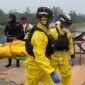 Salah satu tim peserta berhasil kembali ke darat usai mengevakuasi korban yang terjebak di bawah air dalam perlombaan Underwater Rescue & Recovery (UWRR) pada Indonesian Fire & Rescue Competition (IFRC) ke-8 tahun 2026 di Danau MP28, kawasan PT Freeport Indonesia, Kabupaten Mimika, Papua Tengah, Kamis (29/10/2026). (Foto: Galeri Papua/Endy Langobelen)