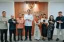 Foto bersama Tifa Creative dengan Staf Khusus Presiden Republik Indonesia Bidang UMKM dan Teknologi Digital, Tiar Nabilla Karbala, dan jajaran di Jakarta, Selasa (27/10/2026). (Foto: Galeri Papua/Endy Langobelen)