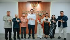 Foto bersama Tifa Creative dengan Staf Khusus Presiden Republik Indonesia Bidang UMKM dan Teknologi Digital, Tiar Nabilla Karbala, dan jajaran di Jakarta, Selasa (27/10/2026). (Foto: Galeri Papua/Endy Langobelen)