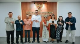 Foto bersama Tifa Creative dengan Staf Khusus Presiden Republik Indonesia Bidang UMKM dan Teknologi Digital, Tiar Nabilla Karbala, dan jajaran di Jakarta, Selasa (27/10/2026). (Foto: Galeri Papua/Endy Langobelen)