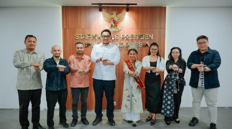 Foto bersama Tifa Creative dengan Staf Khusus Presiden Republik Indonesia Bidang UMKM dan Teknologi Digital, Tiar Nabilla Karbala, dan jajaran di Jakarta, Selasa (27/10/2026). (Foto: Galeri Papua/Endy Langobelen)