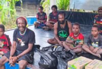 Kepala Suku Besar Damal, Nikolaus Alome, bersama anggota keluarganya di Honai Nikolaus Alome, Kampung Kimak, Distrik Ilaga, Kabupaten Puncak, Papua Tengah, Jumat (30/10/2026). (Foto: Istimewa)