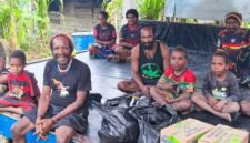 Kepala Suku Besar Damal, Nikolaus Alome, bersama anggota keluarganya di Honai Nikolaus Alome, Kampung Kimak, Distrik Ilaga, Kabupaten Puncak, Papua Tengah, Jumat (30/10/2026). (Foto: Istimewa)