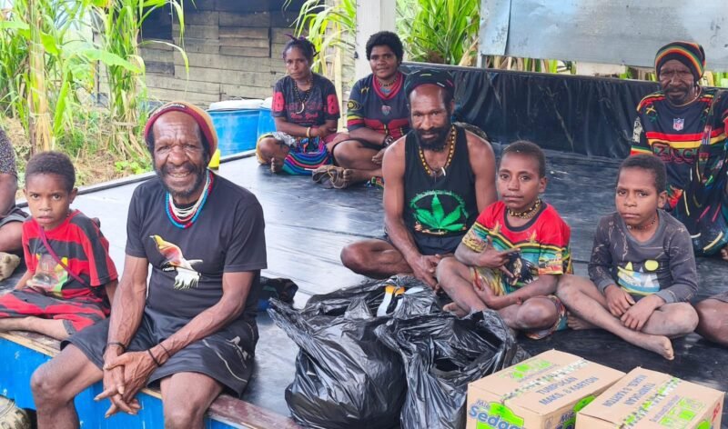 Kepala Suku Besar Damal, Nikolaus Alome, bersama anggota keluarganya di Honai Nikolaus Alome, Kampung Kimak, Distrik Ilaga, Kabupaten Puncak, Papua Tengah, Jumat (30/10/2026). (Foto: Istimewa)