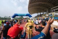 Peserta dari Tim Kamoro PT Freeport Indonesia saat melakukan dummy drag atau menarik manekin menuju garis finis dalam kategori lomba Fire Fighter Combat Challenge pada Indonesian Fire & Rescue Competition (IFRC) ke-8 tahun 2026 di Mimika Sport Complex (MSC), Kabupaten Mimika, Papua Tengah, Jumat (30/10/2026). (Foto: Galeri Papua/Fernando Rio)