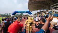 Peserta dari Tim Kamoro PT Freeport Indonesia saat melakukan dummy drag atau menarik manekin menuju garis finis dalam kategori lomba Fire Fighter Combat Challenge pada Indonesian Fire & Rescue Competition (IFRC) ke-8 tahun 2026 di Mimika Sport Complex (MSC), Kabupaten Mimika, Papua Tengah, Jumat (30/10/2026). (Foto: Galeri Papua/Fernando Rio)