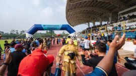 Peserta dari Tim Kamoro PT Freeport Indonesia saat melakukan dummy drag atau menarik manekin menuju garis finis dalam kategori lomba Fire Fighter Combat Challenge pada Indonesian Fire & Rescue Competition (IFRC) ke-8 tahun 2026 di Mimika Sport Complex (MSC), Kabupaten Mimika, Papua Tengah, Jumat (30/10/2026). (Foto: Galeri Papua/Fernando Rio)