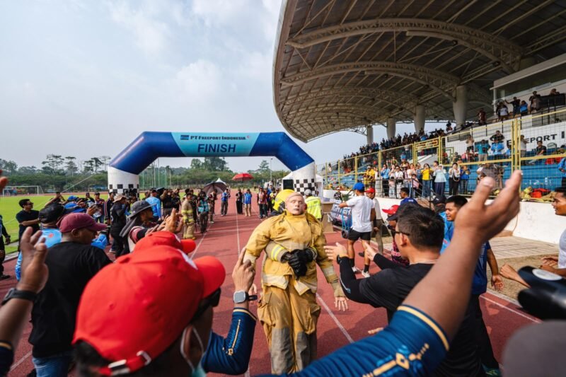 Peserta dari Tim Kamoro PT Freeport Indonesia saat melakukan dummy drag atau menarik manekin menuju garis finis dalam kategori lomba Fire Fighter Combat Challenge pada Indonesian Fire & Rescue Competition (IFRC) ke-8 tahun 2026 di Mimika Sport Complex (MSC), Kabupaten Mimika, Papua Tengah, Jumat (30/10/2026). (Foto: Galeri Papua/Fernando Rio)