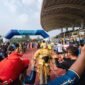 Peserta dari Tim Kamoro PT Freeport Indonesia saat melakukan dummy drag atau menarik manekin menuju garis finis dalam kategori lomba Fire Fighter Combat Challenge pada Indonesian Fire & Rescue Competition (IFRC) ke-8 tahun 2026 di Mimika Sport Complex (MSC), Kabupaten Mimika, Papua Tengah, Jumat (30/10/2026). (Foto: Galeri Papua/Fernando Rio)