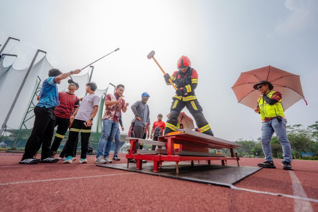 Salah satu peserta sedang menaklukkan tantangan keiser sled dalam kategori lomba Fire Fighter Combat Challenge pada Indonesian Fire & Rescue Competition (IFRC) ke-8 tahun 2026 di Mimika Sport Complex (MSC), Kabupaten Mimika, Papua Tengah, Jumat (30/10/2026). (Foto: Galeri Papua/Fernando Rio)