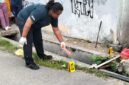Aparat kepolisian melakukan olah TKP kasus pembuangan bayi di Jalan Megantara, Kabupaten Mimika, Papua Tengah. (Foto: Istimewa)