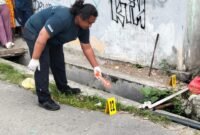 Aparat kepolisian melakukan olah TKP kasus pembuangan bayi di Jalan Megantara, Kabupaten Mimika, Papua Tengah. (Foto: Istimewa)