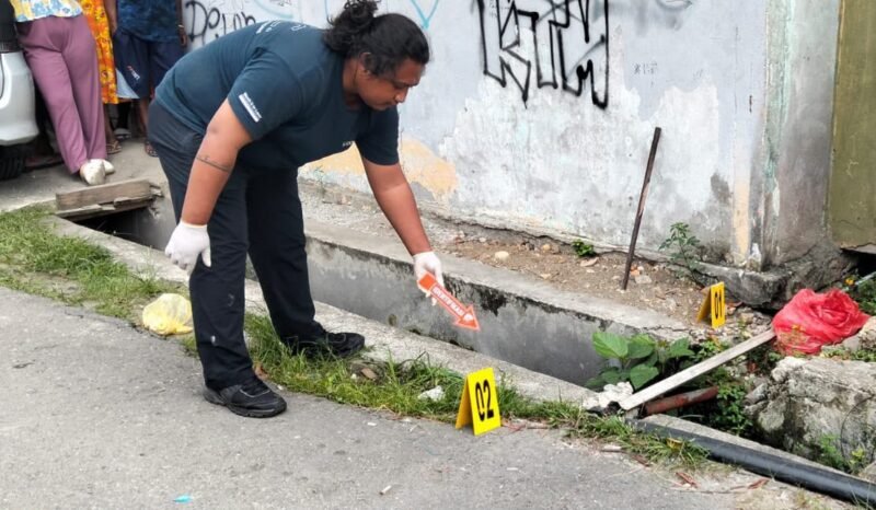 Aparat kepolisian melakukan olah TKP kasus pembuangan bayi di Jalan Megantara, Kabupaten Mimika, Papua Tengah. (Foto: Istimewa)
