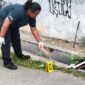 Aparat kepolisian melakukan olah TKP kasus pembuangan bayi di Jalan Megantara, Kabupaten Mimika, Papua Tengah. (Foto: Istimewa)