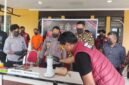 Proses pemusnahan barang bukti narkotika dalam konferensi pers yang berlangsung di Mapolres Mimika, di Jalan Agimuga, Mile 32, Mimika, Papua Tengah, Jumat (30/10/2026). (Foto: Istimewa)