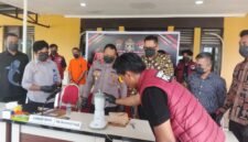 Proses pemusnahan barang bukti narkotika dalam konferensi pers yang berlangsung di Mapolres Mimika, di Jalan Agimuga, Mile 32, Mimika, Papua Tengah, Jumat (30/10/2026). (Foto: Istimewa)