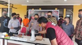 Proses pemusnahan barang bukti narkotika dalam konferensi pers yang berlangsung di Mapolres Mimika, di Jalan Agimuga, Mile 32, Mimika, Papua Tengah, Jumat (30/10/2026). (Foto: Istimewa)