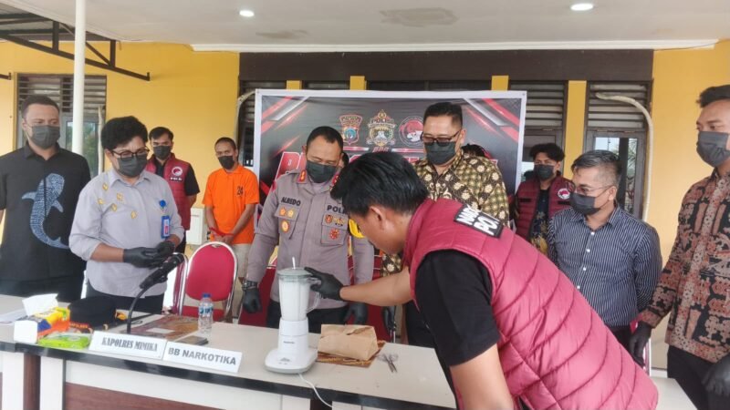 Proses pemusnahan barang bukti narkotika dalam konferensi pers yang berlangsung di Mapolres Mimika, di Jalan Agimuga, Mile 32, Mimika, Papua Tengah, Jumat (30/10/2026). (Foto: Istimewa)