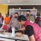 Proses pemusnahan barang bukti narkotika dalam konferensi pers yang berlangsung di Mapolres Mimika, di Jalan Agimuga, Mile 32, Mimika, Papua Tengah, Jumat (30/10/2026). (Foto: Istimewa)