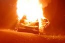 Sebuah mobil milik anggota polisi dibakar oleh warga di Distrik Kwamki Narama, Mimika, Papua Tengah, Jumat, 30 Oktober malam. (Foto: Dok. Warga)