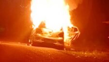 Sebuah mobil milik anggota polisi dibakar oleh warga di Distrik Kwamki Narama, Mimika, Papua Tengah, Jumat, 30 Oktober malam. (Foto: Dok. Warga)