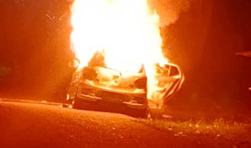 Sebuah mobil milik anggota polisi dibakar oleh warga di Distrik Kwamki Narama, Mimika, Papua Tengah, Jumat, 30 Oktober malam. (Foto: Dok. Warga)