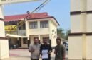 Jurnalis Wahana News, Endi Mambrasar (tengah), bersama rekannya melaporkan dugaan intimidasi oleh Kepala Satpol PP Raja Ampat ke Kepolisian Daerah Papua Barat Daya, Rabu, 30 September 2026. Dok. Pribadi.