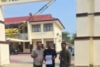 Jurnalis Wahana News, Endi Mambrasar (tengah), bersama rekannya melaporkan dugaan intimidasi oleh Kepala Satpol PP Raja Ampat ke Kepolisian Daerah Papua Barat Daya, Rabu, 30 September 2026. Dok. Pribadi.