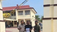 Jurnalis Wahana News, Endi Mambrasar (tengah), bersama rekannya melaporkan dugaan intimidasi oleh Kepala Satpol PP Raja Ampat ke Kepolisian Daerah Papua Barat Daya, Rabu, 30 September 2026. Dok. Pribadi.