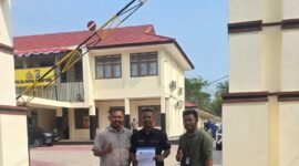 Jurnalis Wahana News, Endi Mambrasar (tengah), bersama rekannya melaporkan dugaan intimidasi oleh Kepala Satpol PP Raja Ampat ke Kepolisian Daerah Papua Barat Daya, Rabu, 30 September 2026. Dok. Pribadi.