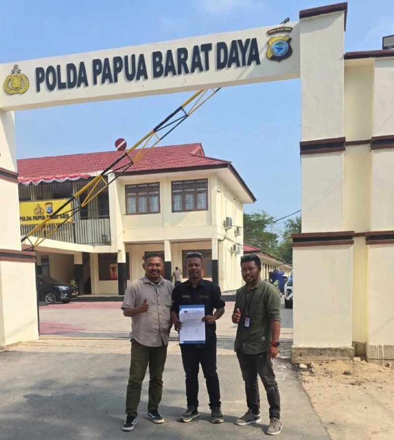 Jurnalis Wahana News, Endi Mambrasar (tengah), bersama rekannya melaporkan dugaan intimidasi oleh Kepala Satpol PP Raja Ampat ke Kepolisian Daerah Papua Barat Daya, Rabu, 30 September 2026. Dok. Pribadi.
