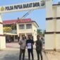 Jurnalis Wahana News, Endi Mambrasar (tengah), bersama rekannya melaporkan dugaan intimidasi oleh Kepala Satpol PP Raja Ampat ke Kepolisian Daerah Papua Barat Daya, Rabu, 30 September 2026. Dok. Pribadi.