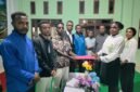 Jorgen Tawane (HPM-MR) menyerahkan Berita Acara kepada Anjali Inyara, Ketua Asrama Putri Mamberamo Raya, di Waena, Jayapura, 5 Oktober 2026. Galeripapua/IkbalAsra