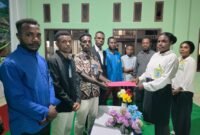 Jorgen Tawane (HPM-MR) menyerahkan Berita Acara kepada Anjali Inyara, Ketua Asrama Putri Mamberamo Raya, di Waena, Jayapura, 5 Oktober 2026. Galeripapua/IkbalAsra