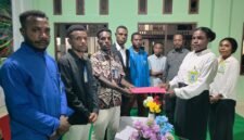 Jorgen Tawane (HPM-MR) menyerahkan Berita Acara kepada Anjali Inyara, Ketua Asrama Putri Mamberamo Raya, di Waena, Jayapura, 5 Oktober 2026. Galeripapua/IkbalAsra