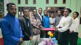 Jorgen Tawane (HPM-MR) menyerahkan Berita Acara kepada Anjali Inyara, Ketua Asrama Putri Mamberamo Raya, di Waena, Jayapura, 5 Oktober 2026. Galeripapua/IkbalAsra
