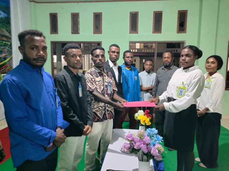 Jorgen Tawane (HPM-MR) menyerahkan Berita Acara kepada Anjali Inyara, Ketua Asrama Putri Mamberamo Raya, di Waena, Jayapura, 5 Oktober 2026. Galeripapua/IkbalAsra