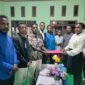 Jorgen Tawane (HPM-MR) menyerahkan Berita Acara kepada Anjali Inyara, Ketua Asrama Putri Mamberamo Raya, di Waena, Jayapura, 5 Oktober 2026. Galeripapua/IkbalAsra