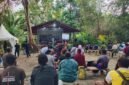Warga dan peserta mengikuti diskusi peluncuran laporan Pusaka Bentala Rakyat di Dusun Sagu Ebha Hekhe, Kampung Sereh, Sentani, Kabupaten Jayapura, Rabu, 7 Oktober 2026. Dusun sagu itu menjadi lokasi peluncuran laporan tentang izin kehutanan di tanah adat Papua. Galeripapua/Ikbal Asra