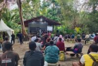 Warga dan peserta mengikuti diskusi peluncuran laporan Pusaka Bentala Rakyat di Dusun Sagu Ebha Hekhe, Kampung Sereh, Sentani, Kabupaten Jayapura, Rabu, 7 Oktober 2026. Dusun sagu itu menjadi lokasi peluncuran laporan tentang izin kehutanan di tanah adat Papua. Galeripapua/Ikbal Asra