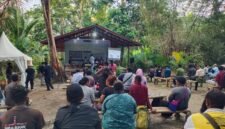 Warga dan peserta mengikuti diskusi peluncuran laporan Pusaka Bentala Rakyat di Dusun Sagu Ebha Hekhe, Kampung Sereh, Sentani, Kabupaten Jayapura, Rabu, 7 Oktober 2026. Dusun sagu itu menjadi lokasi peluncuran laporan tentang izin kehutanan di tanah adat Papua. Galeripapua/Ikbal Asra
