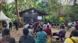 Warga dan peserta mengikuti diskusi peluncuran laporan Pusaka Bentala Rakyat di Dusun Sagu Ebha Hekhe, Kampung Sereh, Sentani, Kabupaten Jayapura, Rabu, 7 Oktober 2026. Dusun sagu itu menjadi lokasi peluncuran laporan tentang izin kehutanan di tanah adat Papua. Galeripapua/Ikbal Asra