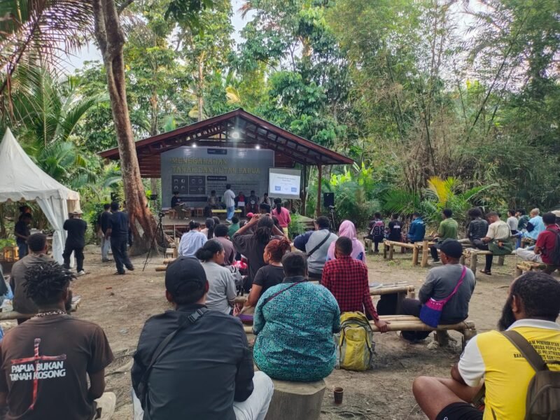 Warga dan peserta mengikuti diskusi peluncuran laporan Pusaka Bentala Rakyat di Dusun Sagu Ebha Hekhe, Kampung Sereh, Sentani, Kabupaten Jayapura, Rabu, 7 Oktober 2026. Dusun sagu itu menjadi lokasi peluncuran laporan tentang izin kehutanan di tanah adat Papua. Galeripapua/Ikbal Asra