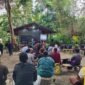Warga dan peserta mengikuti diskusi peluncuran laporan Pusaka Bentala Rakyat di Dusun Sagu Ebha Hekhe, Kampung Sereh, Sentani, Kabupaten Jayapura, Rabu, 7 Oktober 2026. Dusun sagu itu menjadi lokasi peluncuran laporan tentang izin kehutanan di tanah adat Papua. Galeripapua/Ikbal Asra