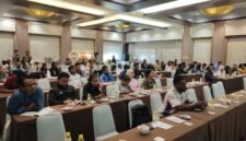 Puluhan peserta mengikuti pelatihan penulisan berita dan fotografi jurnalistik di Universitas Cenderawasih, Jayapura, Papua, Rabu, 14 Oktober 2026. Kegiatan ini digelar dalam rangka Dies Natalis ke-46 Uncen. Galeripapua/ Ikbal Asra