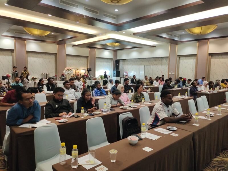 Puluhan peserta mengikuti pelatihan penulisan berita dan fotografi jurnalistik di Universitas Cenderawasih, Jayapura, Papua, Rabu, 14 Oktober 2026. Kegiatan ini digelar dalam rangka Dies Natalis ke-46 Uncen. Galeripapua/ Ikbal Asra